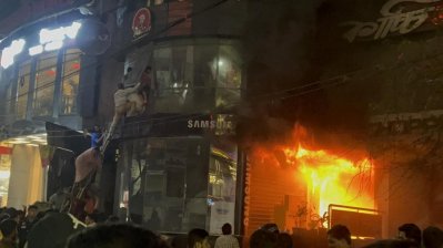 রাজধানীর বেইলি রোডের &lsquo;গ্রিন কোজি কটেজ&rsquo; ভবনে অগ্নিকাণ্ড (ছবি: বাংলা ট্রিবিউন)