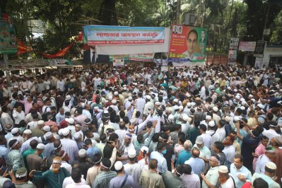 রবিবার সকাল ৯টার দিকে জাতীয় প্রেস ক্লাবের সামনে অবস্থান নেন শিক্ষক ও কর্মচারীরা, ছবি: নাসিরুল ইসলাম