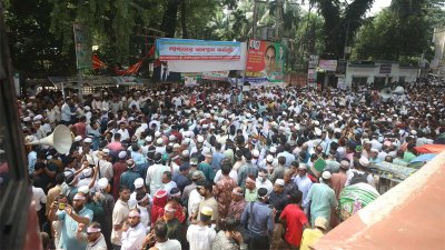 জাতীয় প্রেসক্লাবের সামনে এমপিওভুক্ত শিক্ষক-কর্মচারীরা বেতন-ভাতা বৃদ্ধির দাবিতে সকাল সাড়ে ১০টা থেকে অবস্থান কর্মসূচি পালন করছেন