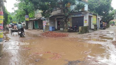 সাতক্ষীরার পোস্ট অফিস মোড় থেকে হাটখোলা মোড় পর্যন্ত ১ দশমিক ৮৫ কিলোমিটার সড়কটি দীর্ঘদিন ধরে অচল অবস্থায় আছে