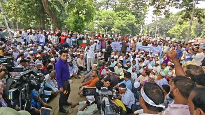 শহীদ মিনারে শিক্ষকদের অবস্থান (ছবি: নাসিরুল ইসলাম)