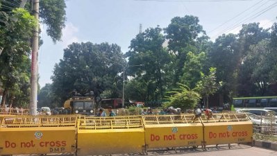 শিক্ষার্থীরা যাতে সচিবালয়ের দিকে অগ্রসর হতে না পারেন, সেজন্য পুলিশ ওই অংশে ব্যারিকেড বসিয়েছে/ ছবি: নাসিরুল ইসলাম