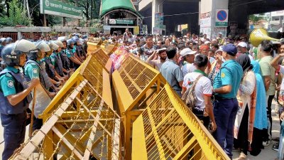 সচিবালয়ের সামনে মুখোমুখি অবস্থানে ‘আমরা জুলাই যোদ্ধা’ ও পুলিশ