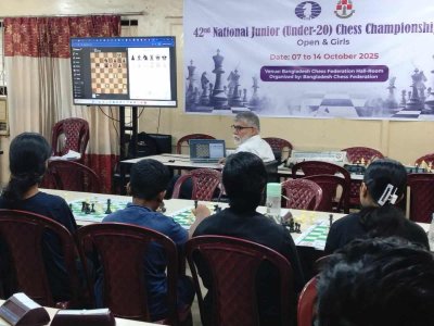 প্রশিক্ষণ ক্লাসে তৃতীয় গ্র্যান্ডমাস্টার রিফাত বিন সাত্তার। 