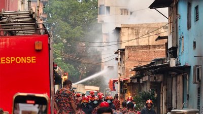 মঙ্গলবার বিকেল সোয়া ৪টার দিকে রাজধানীর মিরপুরের শিয়ালবাড়িতে একটি পোশাক কারখানা ও রাসায়নিকের গুদামে আগুন লাগে/নাসিরুল ইসলাম