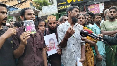 পোশাক কারখানা ও রাসায়নিকের গুদামের আশপাশে স্বজনের খোঁজে ঘুরছেন অনেক মানুষ/আসাদ আবেদীন জয়