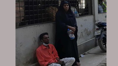 নিখোঁজ স্বজনের খোঁজে ঢাকা মেডিক্যাল কলেজ হাসপাতালে পরিবারের সদস্যরা