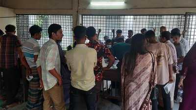 ঢাকা মেডিক্যাল কলেজ হাসপাতালে নিখোঁজদের স্বজনরা