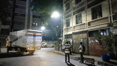 কাভার্ড ভ্যানে সরিয়ে নেওয়া হচ্ছে কেমিক্যাল (ছবি: বাংলা ট্রিবিউন)