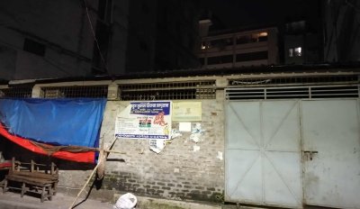 এই ভবনটিতেও রয়েছে অনুমোদনহীন একটি কেমিক্যাল গোডাউন (ছবি: বাংলা ট্রিবিউন)