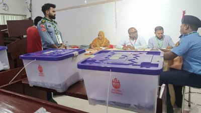 সকাল থেকে ভোটারদের দীর্ঘ সারিতে দাঁড়িয়ে ভোট দেন