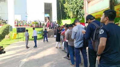 সকাল থেকে দীর্ঘ সারিতে দাঁড়িয়ে ভোট দেন ভোটাররা 