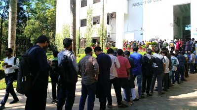 ভোটারদের লম্বা লাইন
