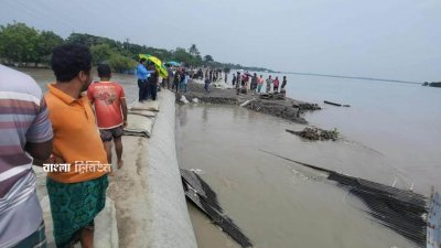 ১৫০ মিটার বেড়িবাঁধ নদীগর্ভে বিলীন হয়ে যায়