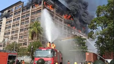 চট্টগ্রামে পোশাক কারাখানার আগুন ৩ ঘণ্টায়ও নিয়ন্ত্রণে আসেনি