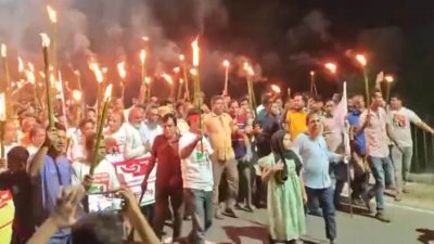 মশাল জ্বালিয়ে তিস্তা বাঁচানোর দাবি হাজারো মানুষের