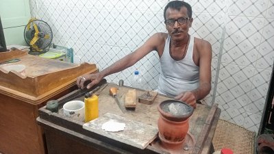 স্বর্ণের দোকানে ভিড় থাকলেও কারিগরদের কাজ বাড়নি/বাংলা ট্রিবিউন