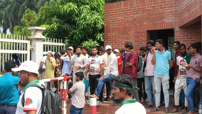 সংসদ ভবনের সামনে অবস্থান নিয়েছেন জুলাই যোদ্ধারা (ছবি: রাকিবুল ইসলাম)