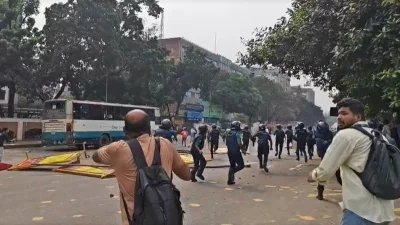 পুলিশের সঙ্গে ‘জুলাই যোদ্ধাদের’ সংঘর্ষ ও ধাওয়া-পাল্টা ধাওয়া চলছে (ছবি: ভিডিও থেকে নেওয়া)