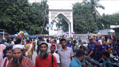 লালন সাঁইয়ের মাজার প্রাঙ্গণে অনুরাগীদের ভিড়