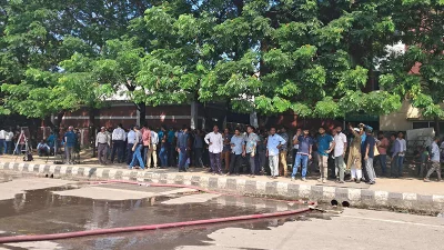 কার্গো বিল্ডিংয়ের সামনে লোকজনের জটলা