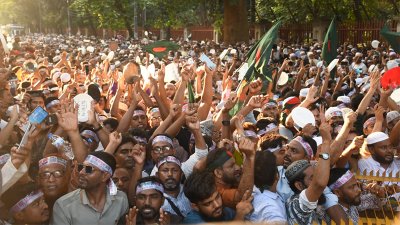 বাড়িভাড়া ৫ শতাংশ বাড়ানোর সিদ্ধান্ত প্রত্যাখ্যান করে খালি প্লেট নিয়ে ভুখামিছিলে বেসরকারি শিক্ষাপ্রতিষ্ঠানের এমপিওভুক্ত শিক্ষক-কর্মচারীরা। ছবি: নাসিরুল ইসলাম