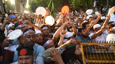 থালা-বাটি নিয়ে শিক্ষকদের ভুখা মিছিল। ছবি: নাসিরুল ইসলাম