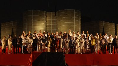 জুলাই সনদ স্বাক্ষর অনুষ্ঠানে প্রধান উপদেষ্টার সঙ্গে রাজনৈতিক দলগুলোর প্রতিনিধিরা (ছবি: সংগৃহীত)