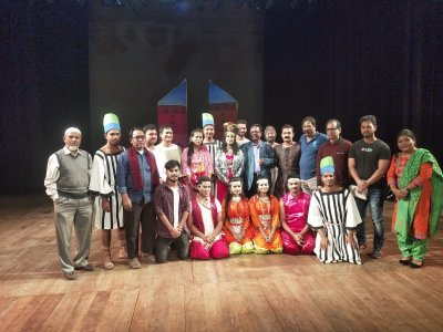 মঞ্চে দলের সদস্যরা