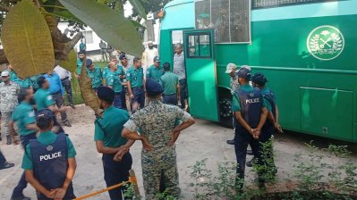 প্রিজন ভ্যান থেকে তাদের নামানো হচ্ছে