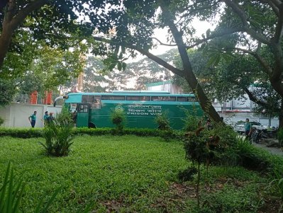 এই প্রিজন ভ্যানে করে তাদের আন্তর্জাতিক অপরাধ ট্রাইবুন্যালে আনা হয়