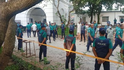 আদালতের গেটেও মোতায়েন ছিলেন নিরাপত্তা বাহিনীর বিপুল সংখ্যক সদস্য