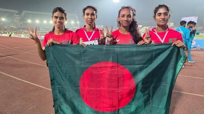 মহিলা বিভাগে দৌড়ান শরিফা খাতুন, বর্ষা খাতুন, সুমাইয়া দেওয়ান ও নুসরাত জাহান রুনা/বাংলা ট্রিবিউন