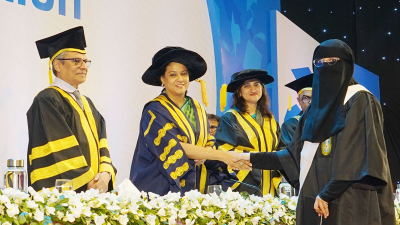 ইউল্যাবের অষ্টম কনভোকেশনে শিক্ষার্থীদের হাতে স্বর্ণ পদক ও সনদ তুলে দিচ্ছেন পরিবেশ উপদেষ্টা