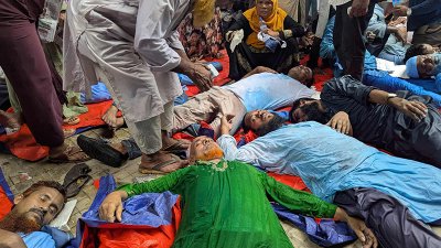 রাস্তায় শুয়ে পড়েন আন্দোলনকারীরা (ছবি: আমিরুল ইসলাম মাসুম)