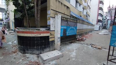 আধা কিলোমিটারের এই সড়কে ঠিকমতো যানবাহন চলাচল করতে পারছে না