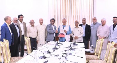সনদ বাস্তবায়নের উপায় সম্পর্কিত সুপারিশমালা প্রধান উপদেষ্টার কাছে হস্থান্তর করেন কমিশনের সদস্যরা