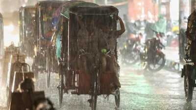 রাজধানীতে আজ রাতে আরও বৃষ্টি হওয়ার সম্ভাবনা আছে। ছবি: আহাদুল করিম খান/ঢাকা ট্রিবিউন