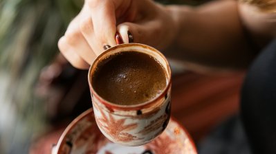 চায়ের কাপ হাতে