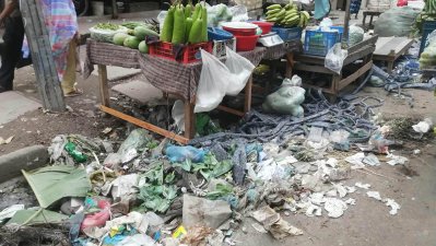 অস্থায়ী সবজির দোকান, পাশেই আবর্জনা, ছবি: নাসিরুল ইসলাম