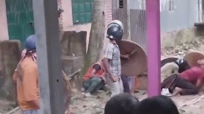 হেলমেট পরে ঢাল নিয়ে দুই গ্রামবাসীর কয়েক ঘণ্টার সংঘর্ষ