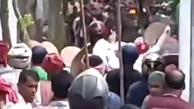 হেলমেট পরে ঢাল নিয়ে দুই গ্রামবাসীর কয়েক ঘণ্টার সংঘর্ষ হেলমেট পরে ঢাল নিয়ে দুই গ্রামবাসীর কয়েক ঘণ্টার সংঘর্ষ