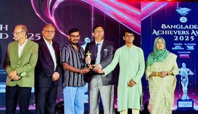 ১২তম পুরস্কার গ্রহণ করছেন সাহিল রনি