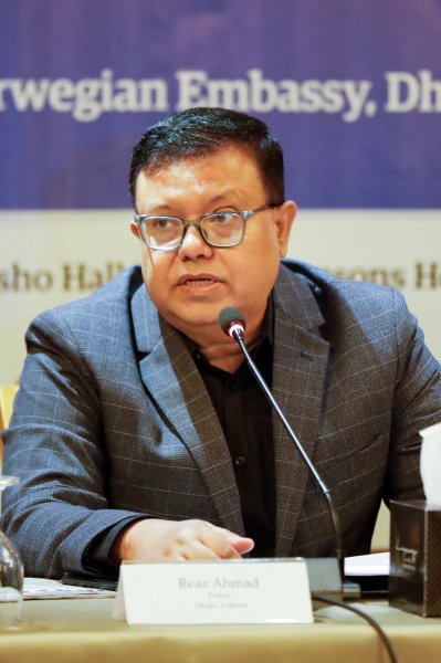 বক্তব্য দিচ্ছেন ঢাকা ট্রিবিউনের সম্পাদক