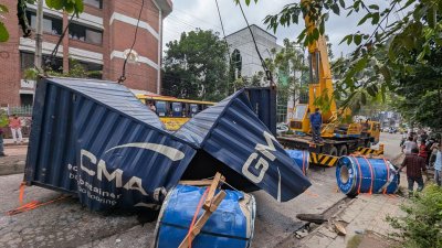 দুর্ঘটনা ঘটলে বন্ধ হয়ে যায় সড়কে যানচলাচল, এতে করে আশপাশের এলাকায় দীর্ঘ যানজটের সৃষ্টি হয় (ছবি: প্রতিবেদক)