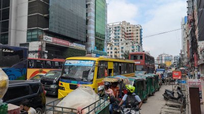 বাড্ডা এলাকায় যানজটে থমকে আছে যানবাহন (ছবি: প্রতিবেদক)