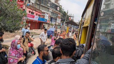 বাসের ভেতরে জায়গা না থাকার পরেও ঠেলাঠেলি করে উঠছেন যাত্রীরা (ছবি: )