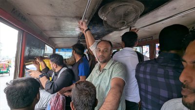 বাসের মধ্যে যাত্রীদের অতিরিক্ত ভিড় (ছবি: প্রতিবেদক)