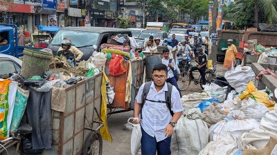 যানজট থাকায় ময়লার মধ্যে দিয়ে হেটে যাচ্ছেন শিক্ষার্থীরা (ছবি: প্রতিবেদক)