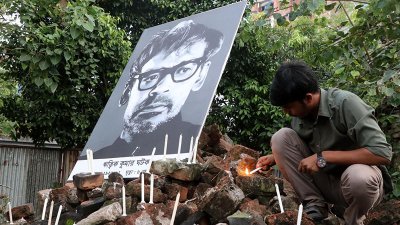 ঋত্বিক ঘটকের ভাঙা বাড়িতে জন্মশতবর্ষ উদযাপন ঋত্বিক ঘটকের ভাঙা বাড়িতে জন্মশতবর্ষ উদযাপন